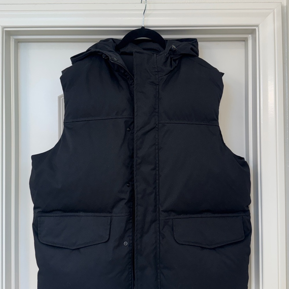 Zara Men’s Black Puffer Vest Large